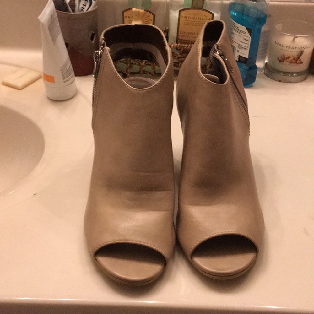 Open toed botties